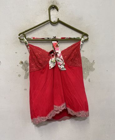Rote Camisole mit floral bedruckten Trägern und Spitzenbesatz