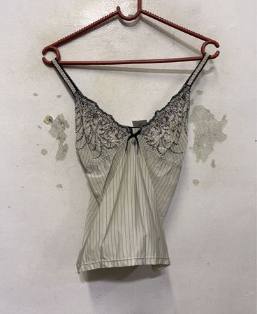 Gestreiftes Camisole mit Blumenstickerei und Schleifendetail
