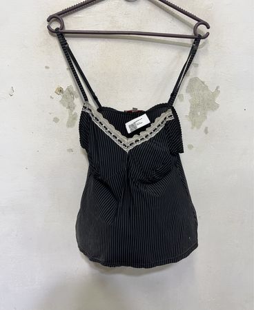 Schwarzes Nadelstreifen-Cami mit Spitzenbesatz
