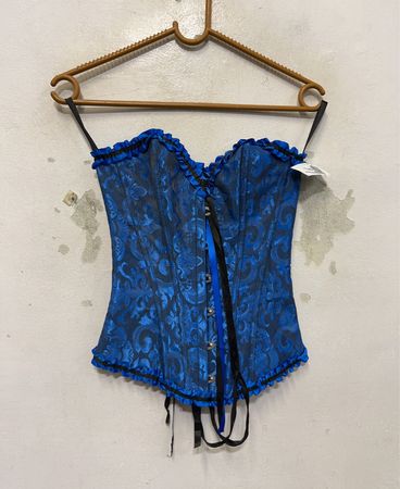 Blauer Brokatkorsett mit schwarzer Schnürungsdetail