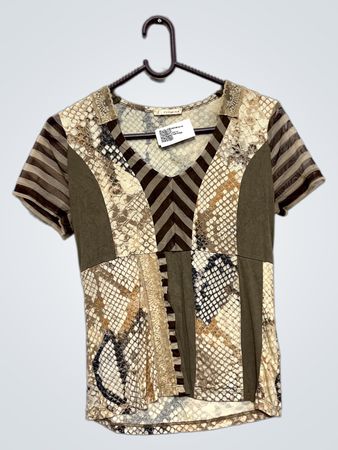 EVALINKA Damen Kurzarm V-Ausschnitt Oberteil mit Schlangenprint und Patchwork