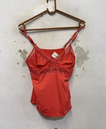 Korallfarbene Camisole mit Spitzenbesatz