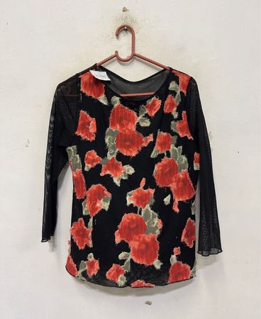Schwarzes Mesh-Oberteil mit rotem Blumenmuster
