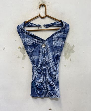 Blaues gerafftes Neckholder-Top mit geometrischem Muster und Strass-Detail