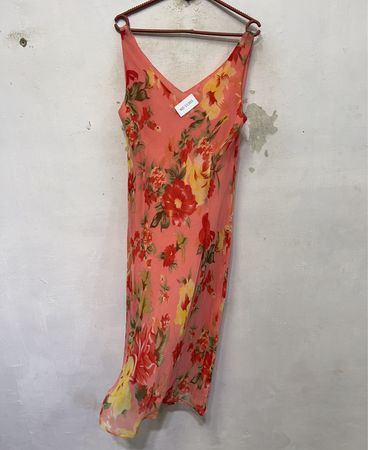 Korallfarbenes Midikleid mit Blumenmuster