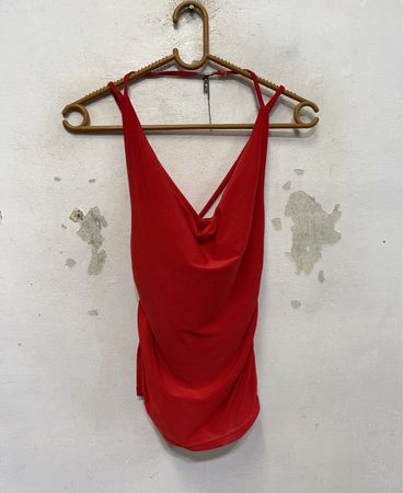 Rotes Neckholder-Top mit Raffung