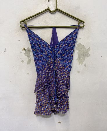 Lila Neckholder-Kleid mit Rüschen und abstraktem Print