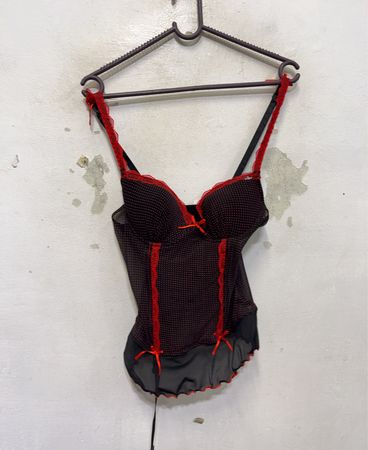 Schwarzes und rotes Polka-Dot-Korsett mit Spitzenbesatz
