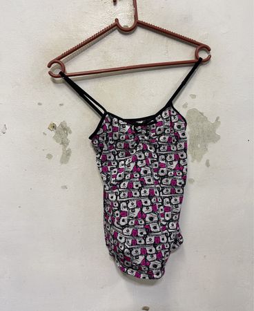 Tanktop mit Druck aus Dollarnoten und Kamera
