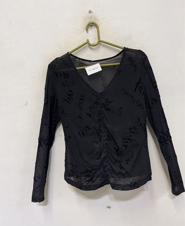 Schwarzes durchsichtiges gerafftes Langarmshirt mit Textdruck