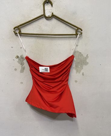 Rotes, gerafftes trägerloses Top