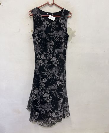 Schwarzes ärmelloses Kleid mit Blumenmuster