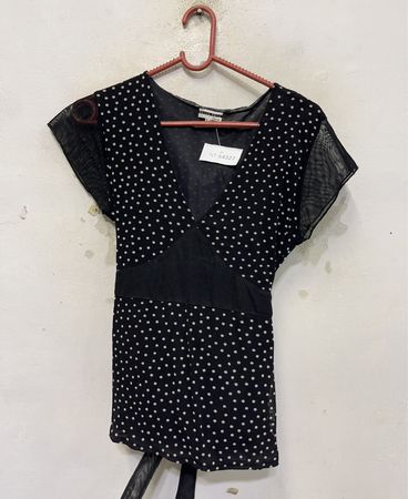 Think Chic Top mit gepunkteten, transparenten Ärmeln