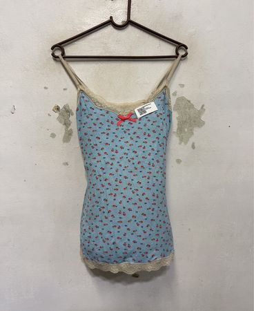 Blaue Blumen-Spaghettiträger-Top mit Spitzenbesatz und roter Schleife