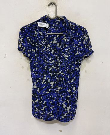 Blau-schwarze, gemusterte Rüschenbluse