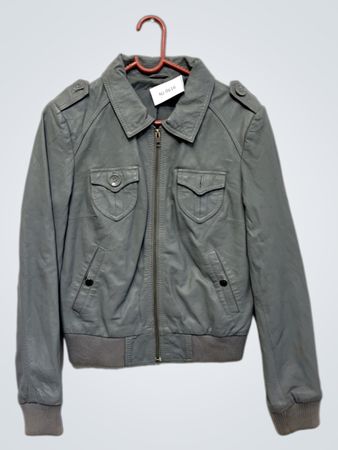 Graue Bomberjacke aus Kunstleder