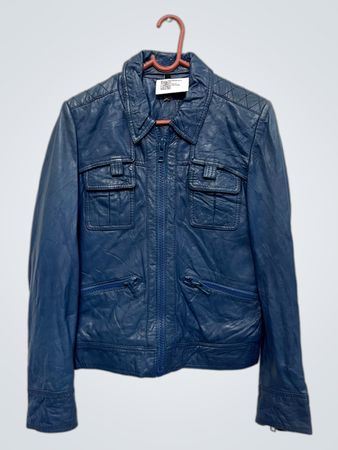 Blaue Lederjacke