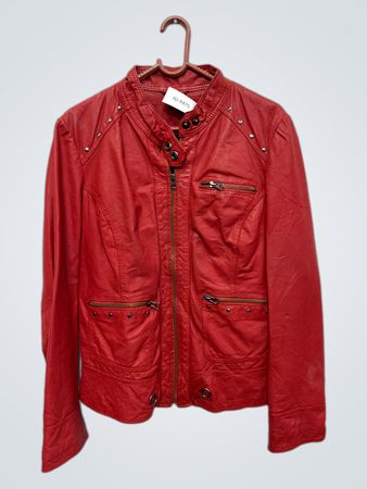 Rote Bikerjacke aus Kunstleder