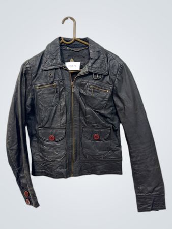 Schwarze Lederjacke mit roten Knöpfen