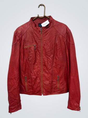 Rote Lederjacke mit NJ-9750-Etikett