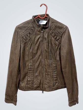 Braune Lederjacke mit Nieten