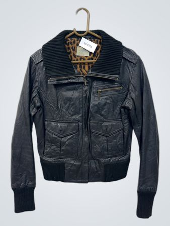 Oasis Damen schwarze Bomberjacke aus Kunstleder mit Leopardenmuster-Futter