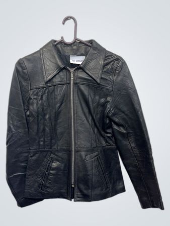 Schwarze Lederjacke mit NJ-10020-Etikett