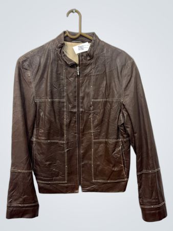 Braune Lederjacke mit weißer Nahtgebung