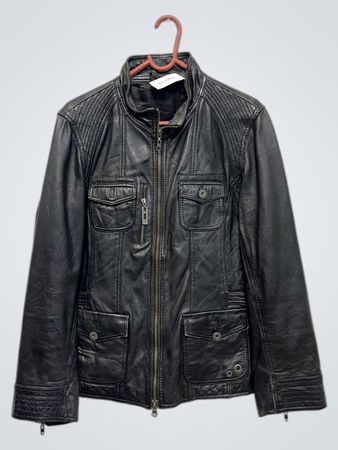 Schwarze Lederjacke