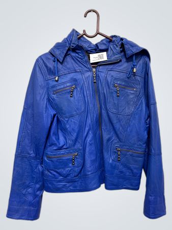 Blaue Kapuzenjacke