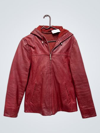 Rote Kapuzen-Lederjacke