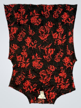 PETITE SOPHISTICATE Schwarzes rotes blumengemustertes Top