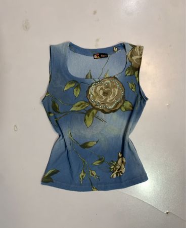 Blue floral print top with Beat label