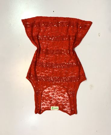 DREAM OUT LOUD von Selena Gomez Roter Spitzen-Pailletten-Top