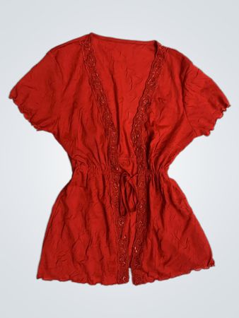 Rotes gerafftes Kleid mit Spitzenbesatz