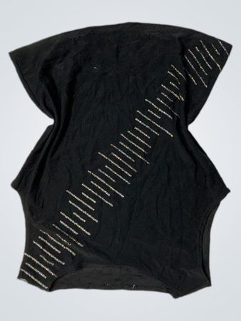 Schwarzes T-Shirt mit diagonalen Verzierungen