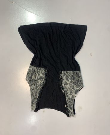 Schwarzes Oberteil mit Spitzenverzierung