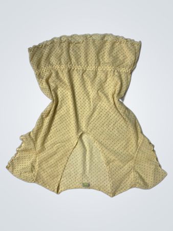 Gelbes Kleidungsstück mit gepunktetem Muster und fransigen Kanten