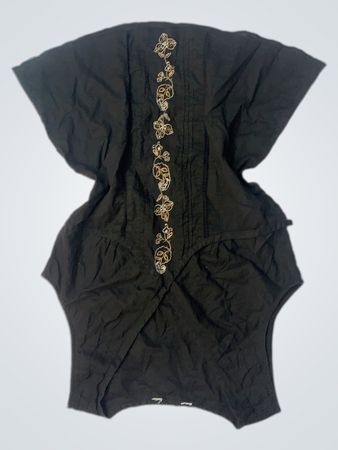 Schwarzes Oberteil mit goldener Stickerei