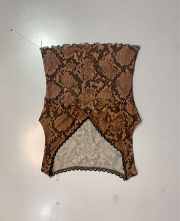 Schlangenmuster-Mesh-Top mit Spitzenbesatz