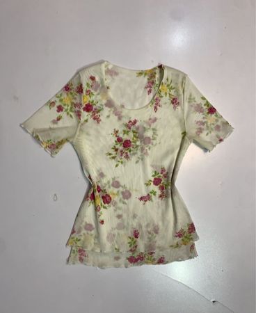 Cremefarbenes T-Shirt mit Blumenmuster