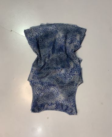 Fórmula Joven Blauer gemusterter Top mit Rüsche
