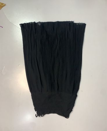 Schwarzes plissiertes Kleid mit Knoten-Detail
