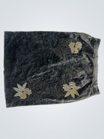 Samtröck mit floralen Perlenstickereien