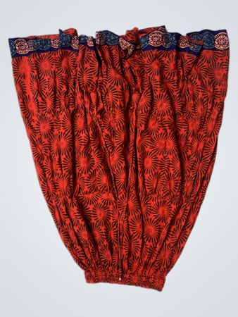 Rote Hose mit schwarzem Muster