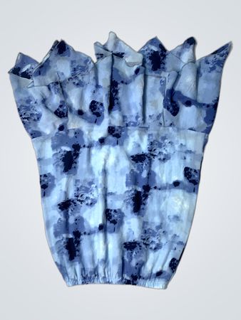 Blauer abstrakter Druck mit Rüschentop