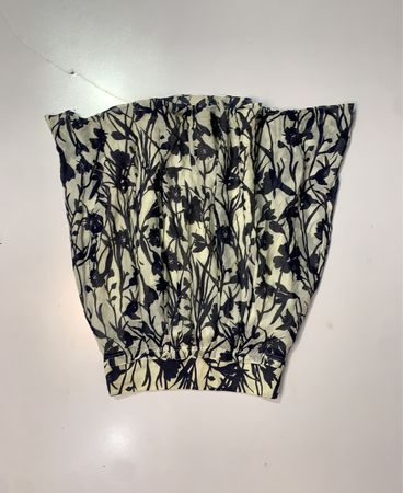 Cremetön und schwarzes Blumenmuster-Oberteil