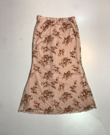 Roter floraler Druckrock
