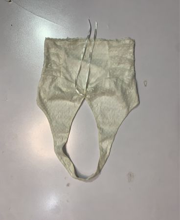 Weiße Spitzenverzierte Tangas mit Schleifendetail