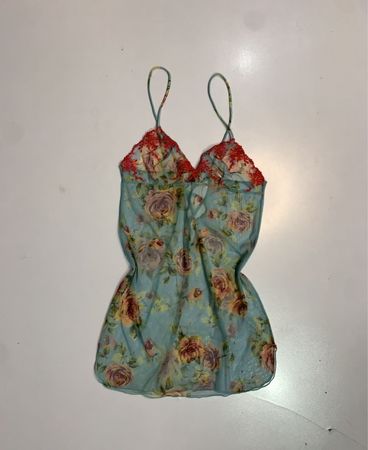 Hellblaues Blumenmuster-Überwurfkleid mit roter Spitzenborte